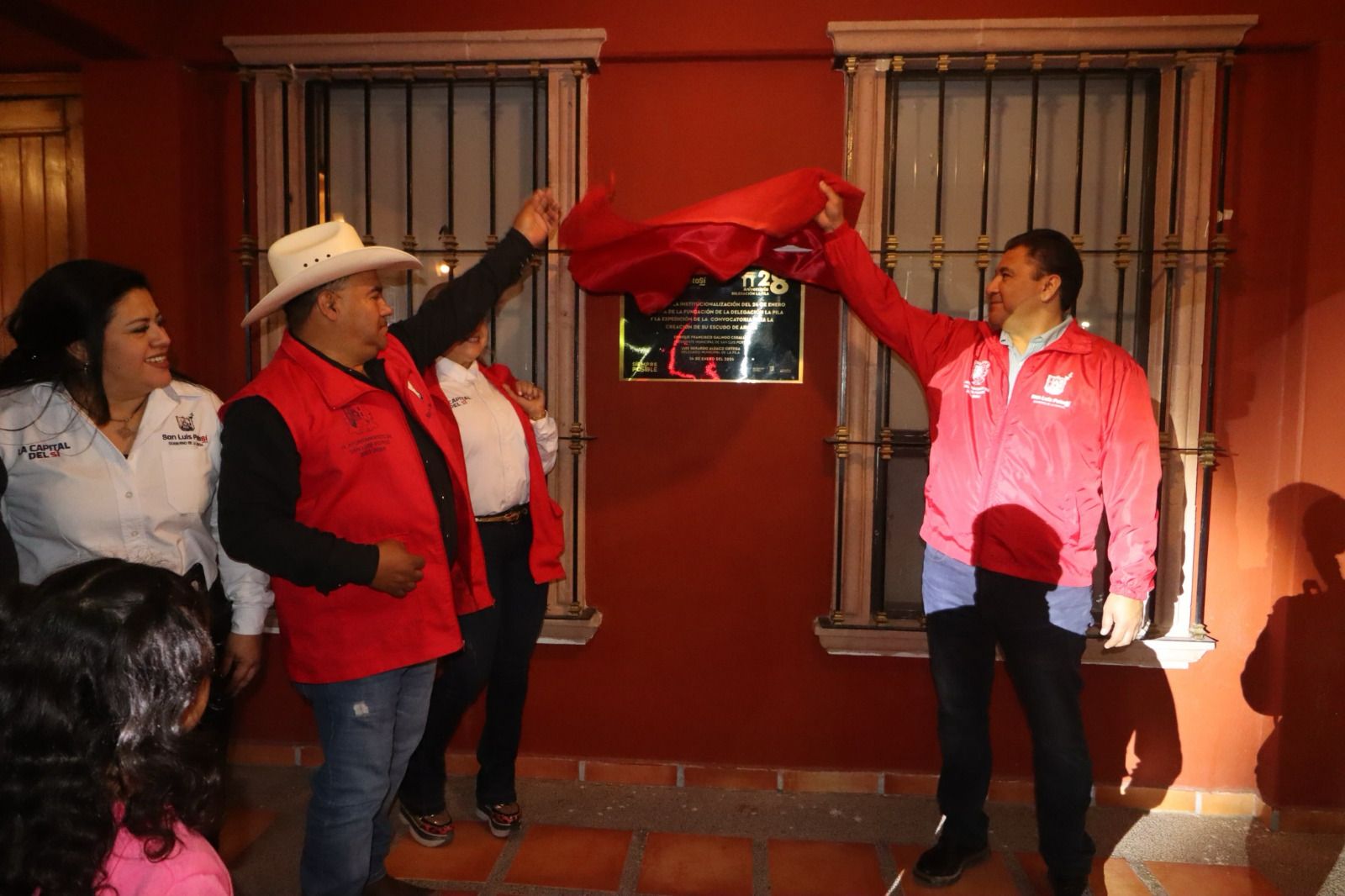 Gobierno de la Capital devela placa conmemorativa en el cierre del 28 aniversario de La Pila