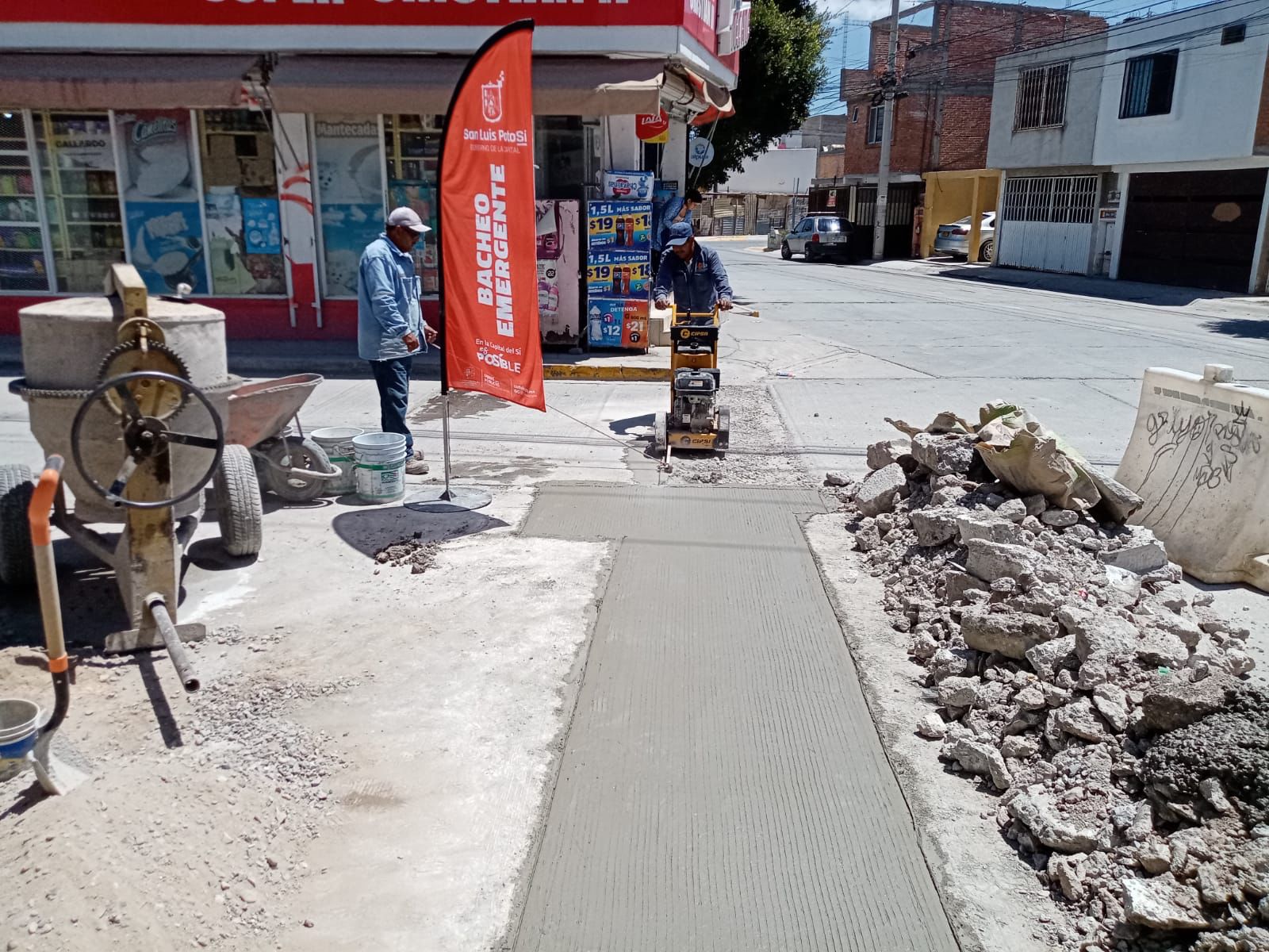 Gobierno de la Capital realiza acciones de regeneración vial en calles de las colonias potosinas