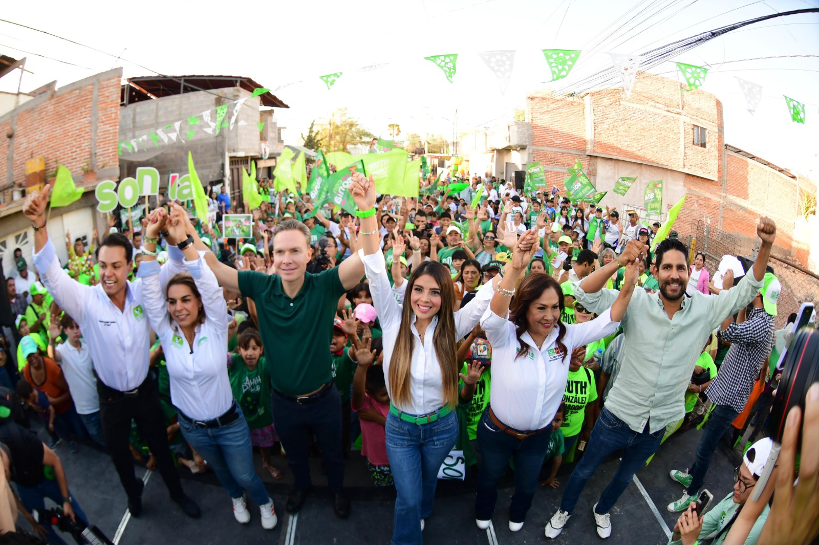 Familias capitalinas se unen a Ruth González y al Partido Verde