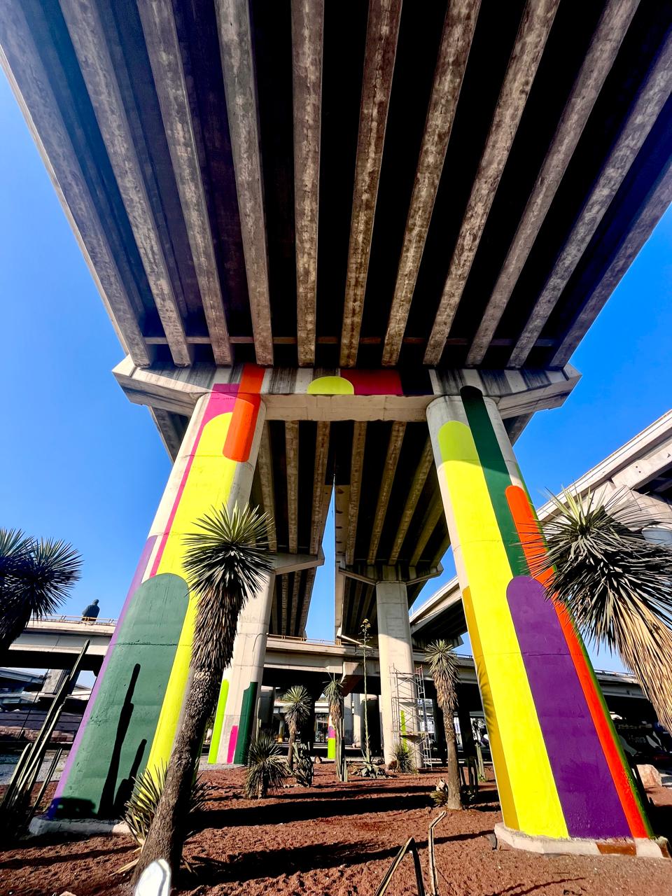 ARTISTAS URBANOS TRANSFORMAN DISTRIBUIDOR EN “GALERÍA JUÁREZ”