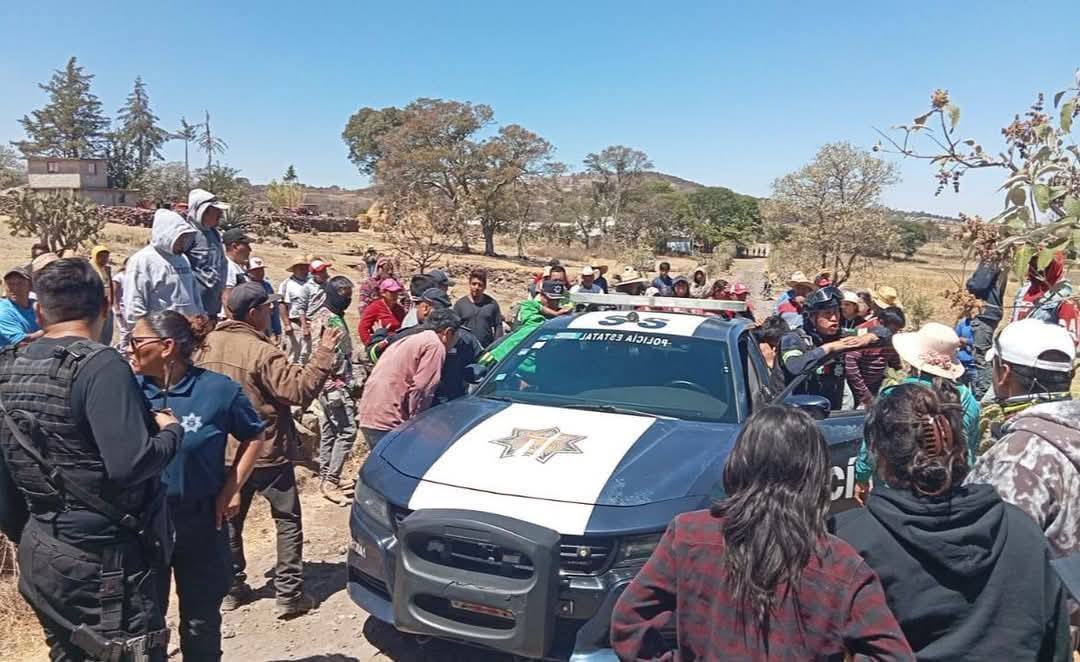 VECINOS DETIENEN A TRES HOMBRES TRAS ROBO DE TRÁILER EN LA MÉXICO-QUERÉTARO
