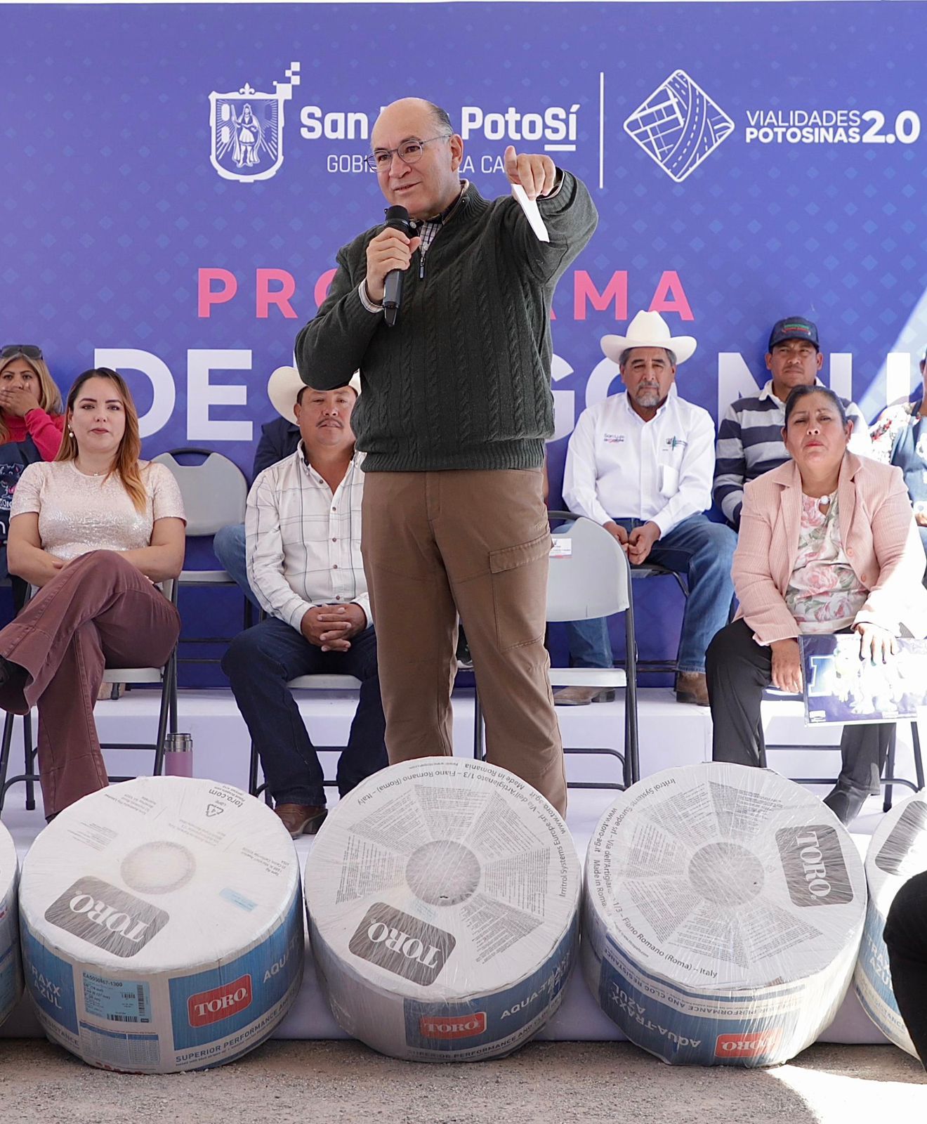 ENRIQUE GALINDO ENTREGA EN PEÑASCO IMPORTANTES APOYOS A PRODUCTORES DE CHILE Y ALFALFA