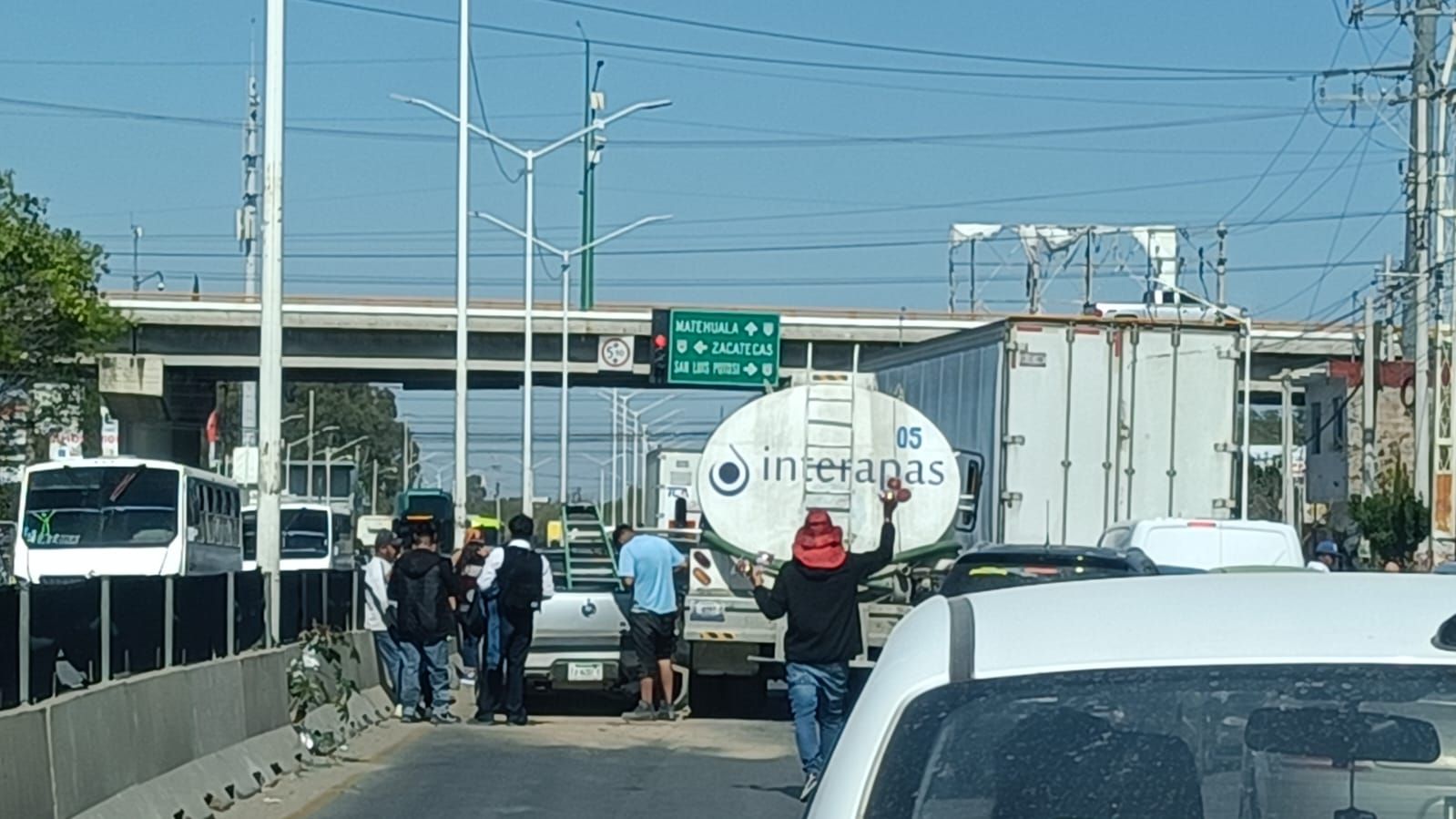 SÓLO DAÑOS MATERIALES EN INCIDENTE VIAL CON PIPA DE INTERAPAS
