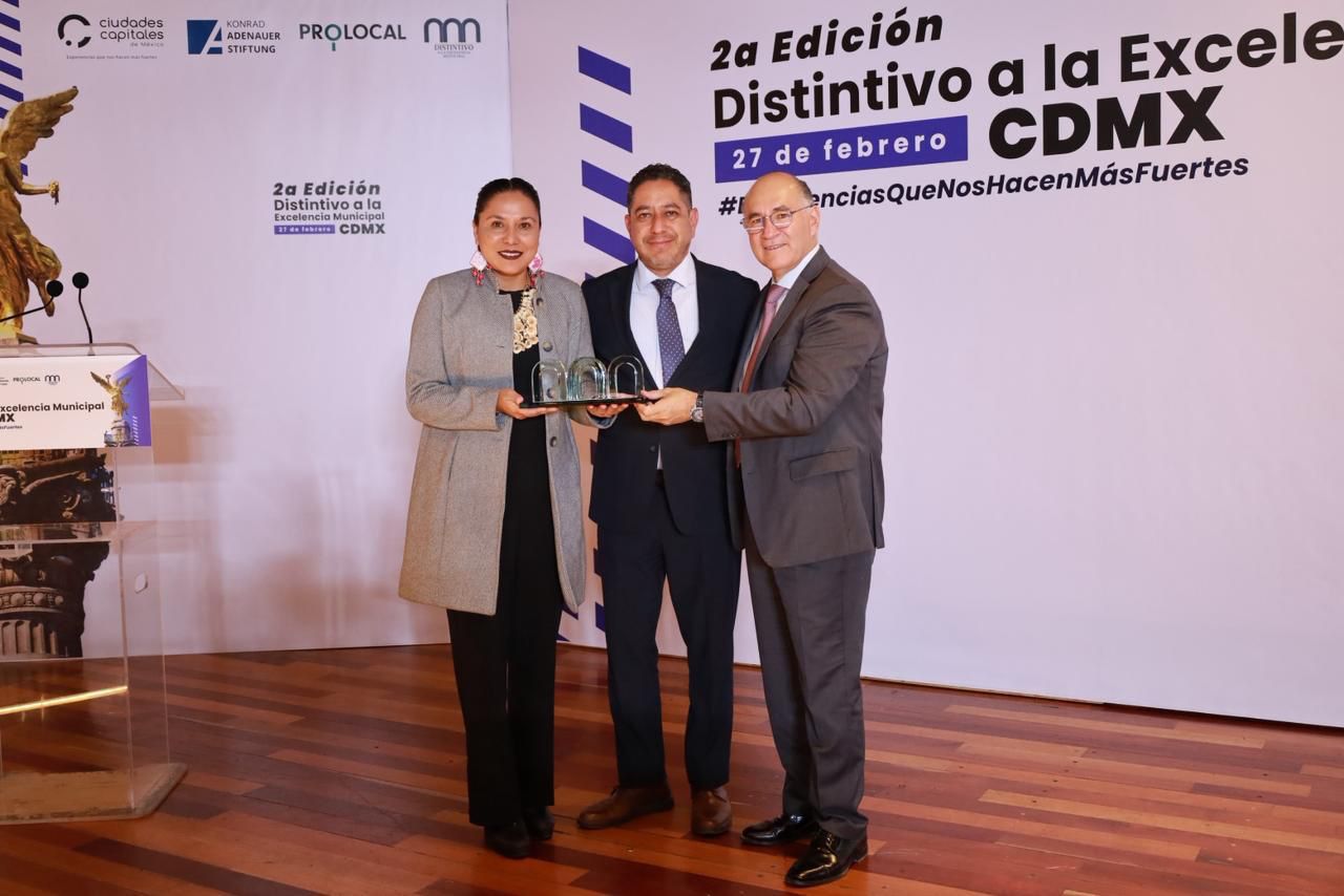ENTREGAN DISTINTIVO A LA EXCELENCIA MUNICIPAL 2026 AL ALCALDE ENRIQUE GALINDO