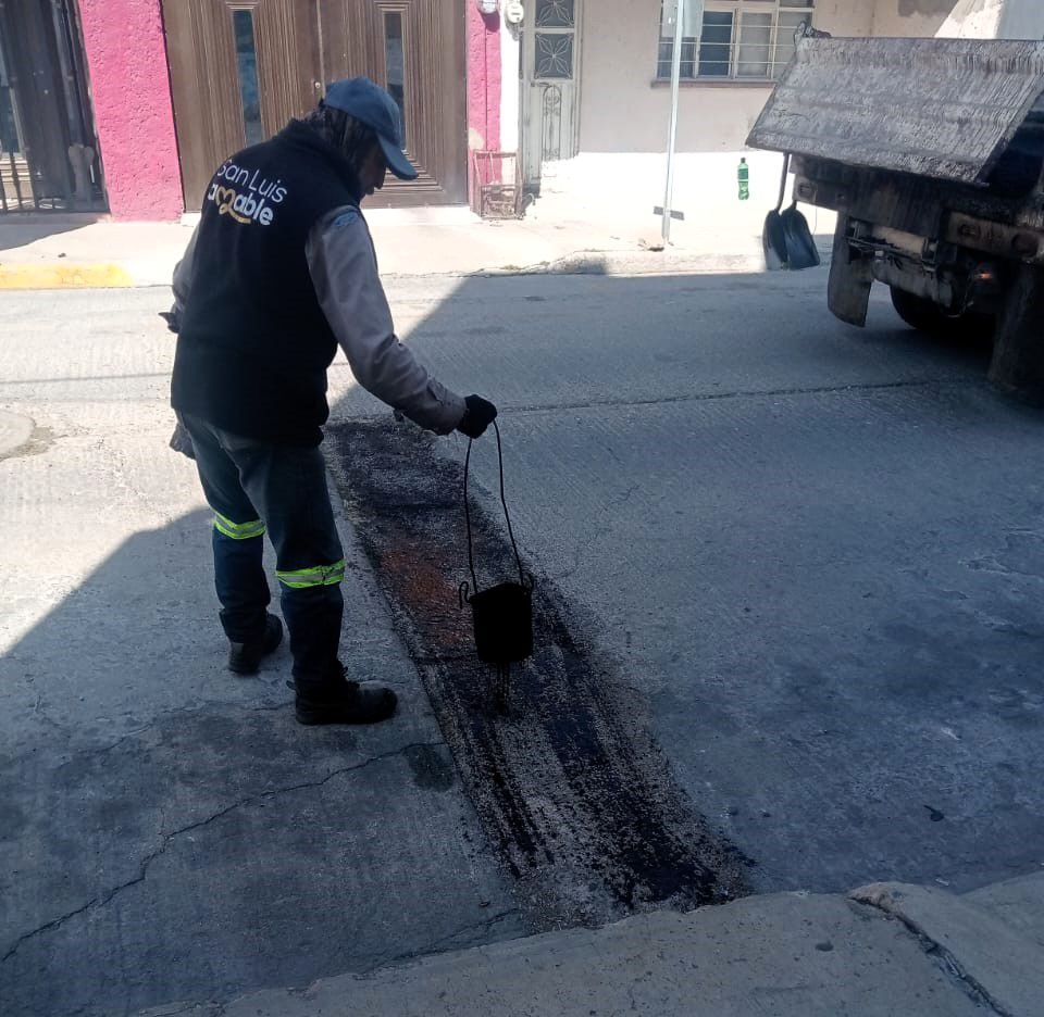 Avanza bacheo emergente con apoyo ciudadano en colonias de la capital potosina