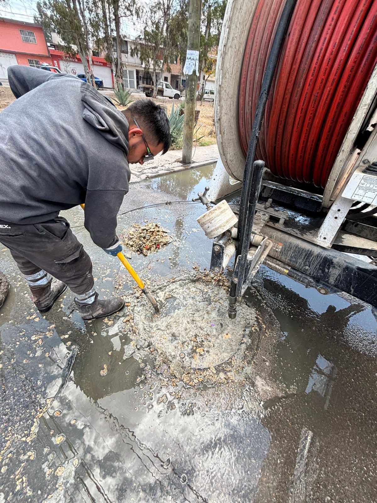 Grasa y basura siguen provocando fugas de drenaje: Interapas