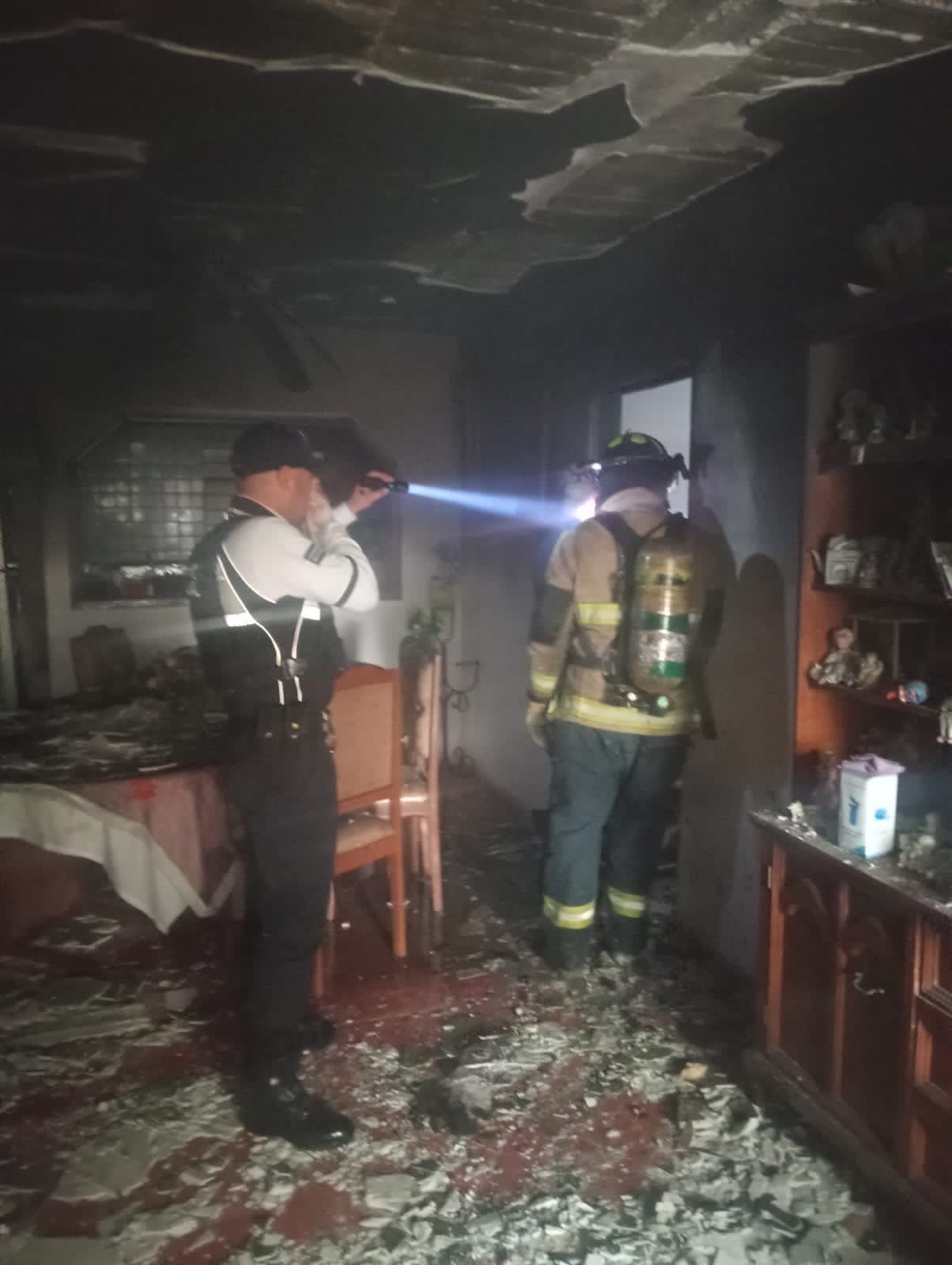 Oficiales de Guardia Municipal y Bomberos controlan incendio de vivienda en la colonia Popular