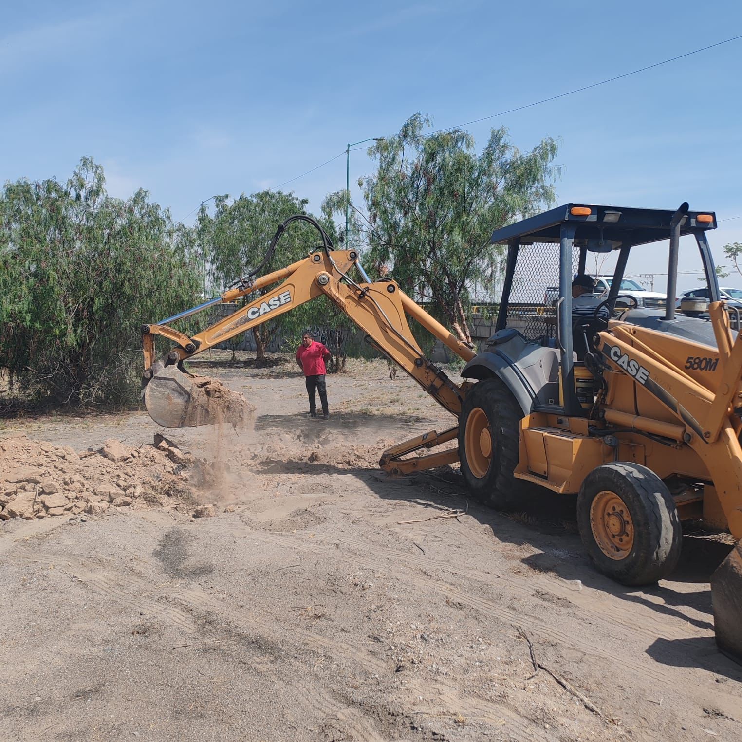 Interapas trabaja en bulevar San Luis para facilitar el desazolve de la red