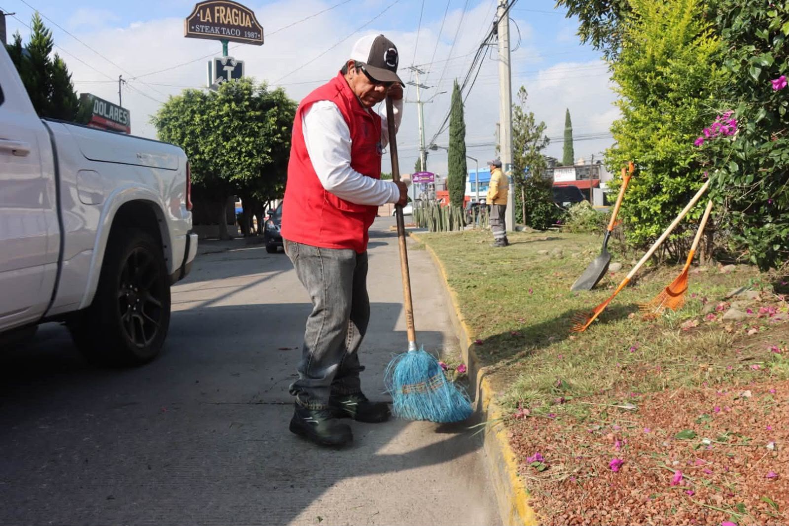 Gobierno de la Capital realiza mantenimiento en camellones de la avenida Río Papaloapan