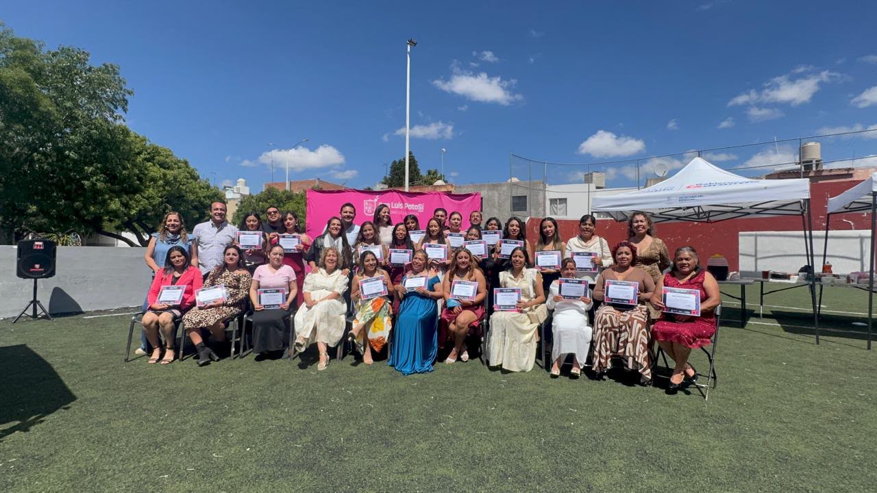 Más de 40 personas se gradúan de los cursos de belleza en los Centros de Desarrollo y Aprendizaje del Gobierno de la Capital