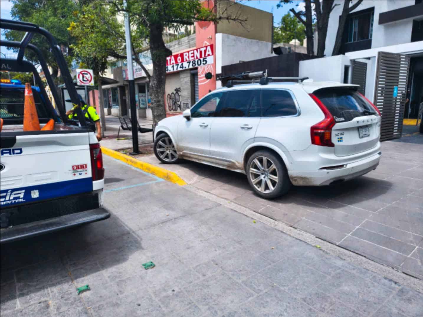 La Policía Vial intensifica la vigilancia en la capital para sancionar la invasión de banquetas y cajones exclusivos destinados a personas con discapacidad