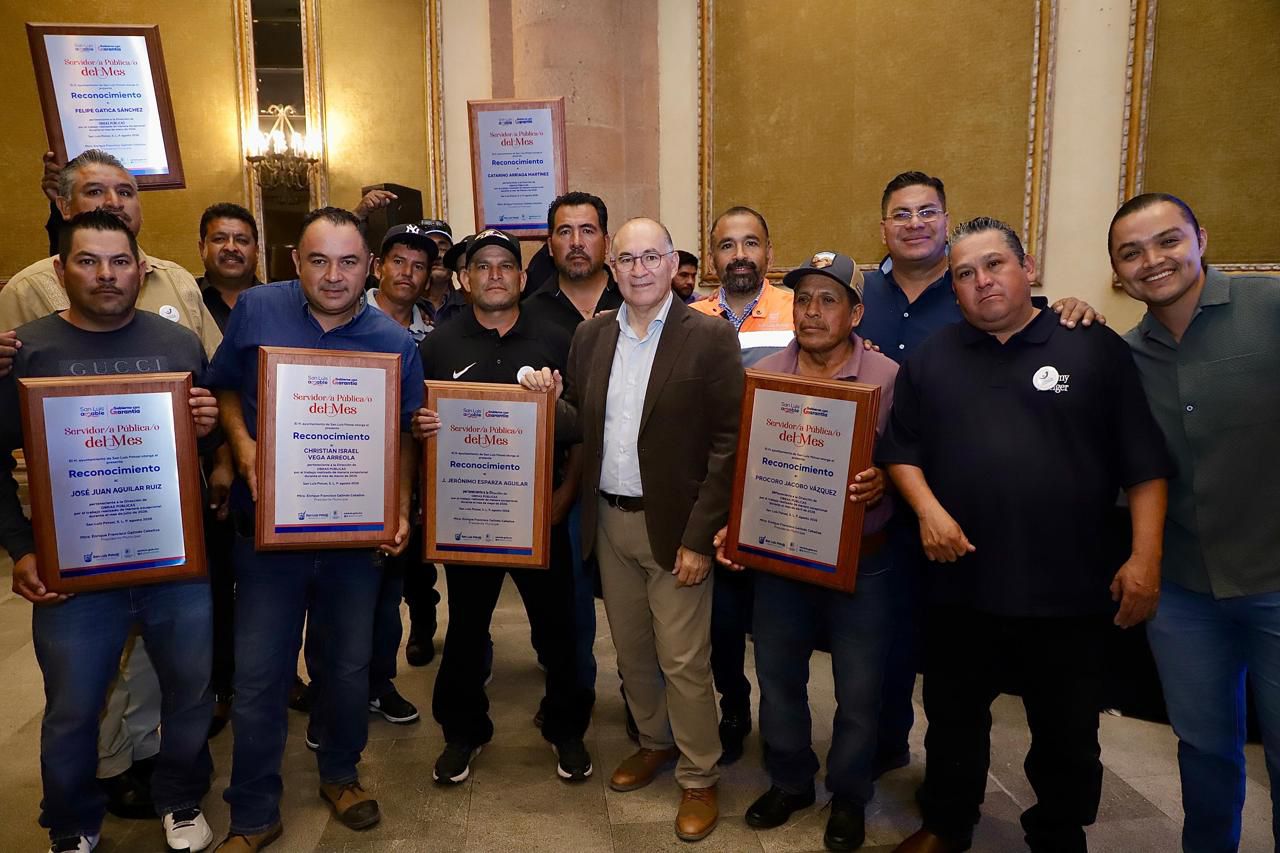 Enrique Galindo premia a trabajadores municipales destacados