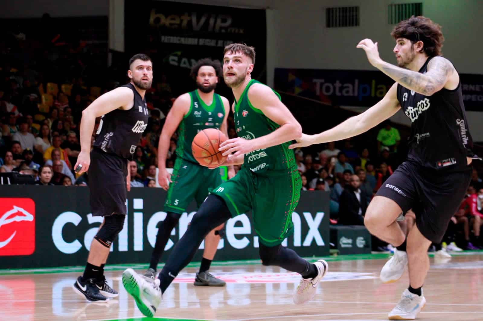 Abejas de León y Santos del Potosí se enfrentan por un lugar en los playoffs de la LNBP