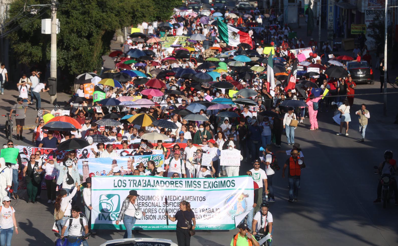 Cerca de 3 mil trabajadores marchan por mejoras en el IMSS
