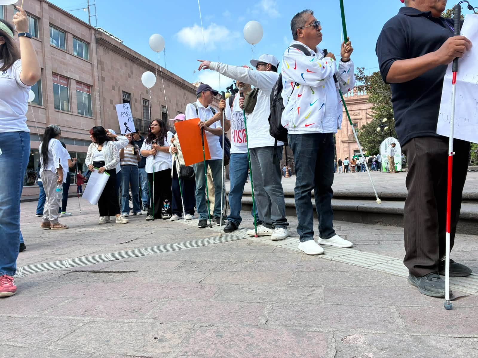 Marchan por una ciudad más accesible para personas con discapacidad visual