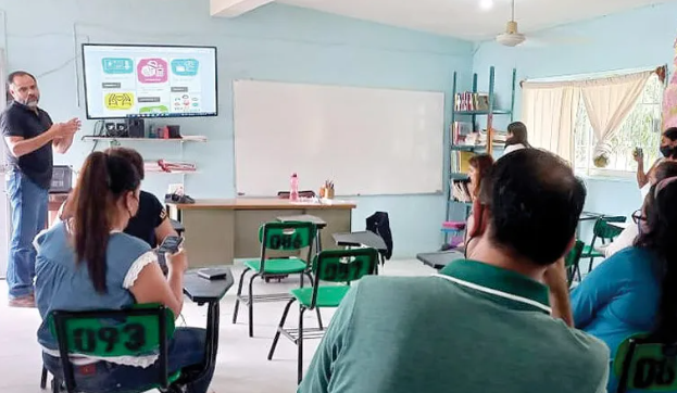 Padres mantienen cerrada telesecundaria en Cárdenas