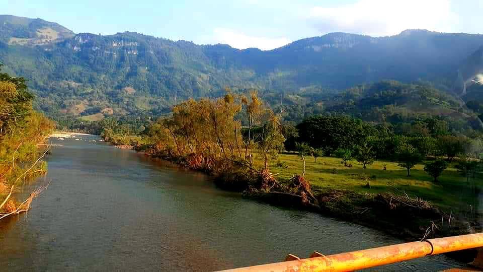 Por una cuota de 10 pesos, familias de la Huasteca cruzan el río Amajac para continuar sus actividades