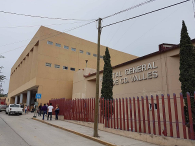 Acumulación de residuos en el exterior del Hospital General de Ciudad Valles genera preocupación