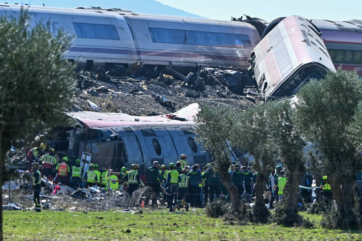 Tragedia ferroviaria en España deja 68 muertos tras choque de dos trenes de alta velocidad