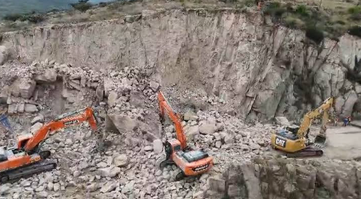 Retiro de rocas mantiene afectaciones viales en la carretera 57 rumbo a Querétaro