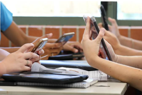 Escuelas aplicarán nuevas restricciones al uso de celulares a partir del 3 de noviembre
