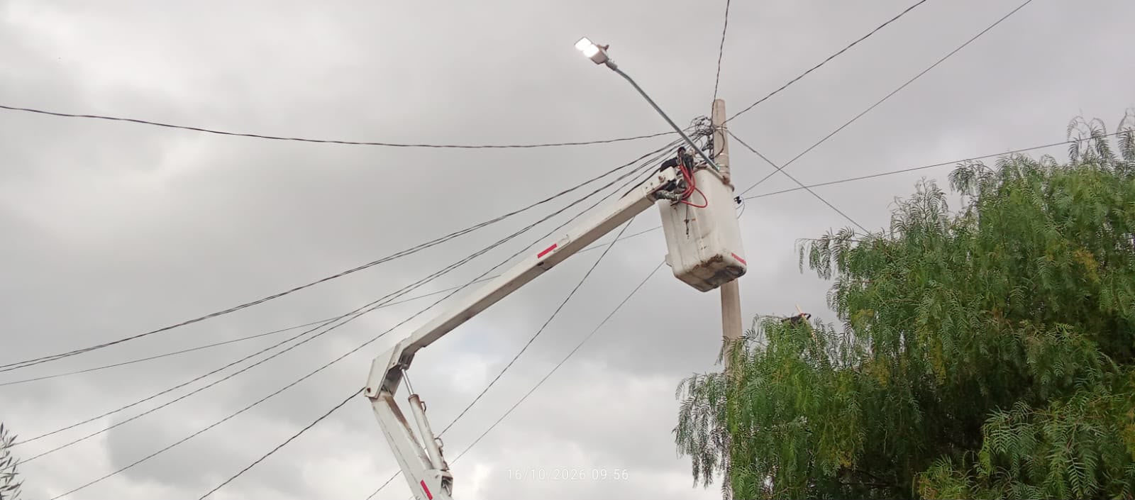 Gobierno de la Capital mejora alumbrado público en la colonia Barrón, en La Pila